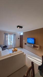 TV a/nebo společenská místnost v ubytování Flor de Lis Casas de Campo + 74 fotografií