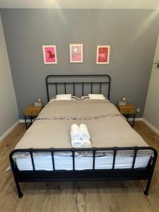 En eller flere senge i et værelse på KatyHome Legnica