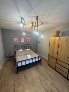 En eller flere senge i et værelse på KatyHome Legnica + 5 billeder