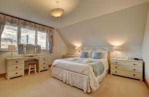 a bedroom with a bed and a desk and a mirror at 5 Bed in Croyde oc-bonac in Croyde