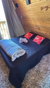 ein Bett mit zwei Kissen darauf in der Unterkunft Chalé Bela Vista in Munhoz