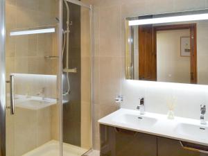 un bagno con doccia, lavandino e specchio di Rook a Broadhempston