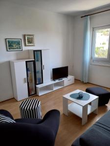 un soggiorno con un divano e un tavolo di Apartments Aba a Hvar