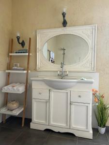 un bagno con un lavandino bianco e uno specchio di ELRON - Golan Heights ad Ani'am Altre 43 foto