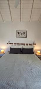 Postel nebo postele na pokoji v ubytování sea view apartment & swimming pool + 14 fotografií