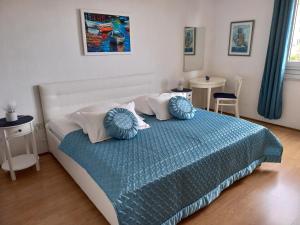 una camera da letto con un letto con un piumone blu di Apartments Aba a Hvar Altre 52 foto