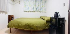 En eller flere senge i et værelse på Haneda Hub 7km to HND- 6min Walk to Omori Stn