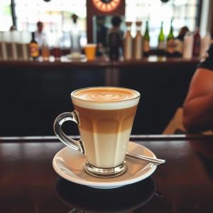 een kopje koffie op een bord op een tafel bij casa lontana in Borgofranco dʼIvrea