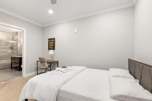 Giường trong phòng chung tại Magnificent 1BR with Pool & Gym +40 ảnh