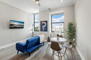 Khu vực ghế ngồi tại Magnificent 1BR with Pool & Gym