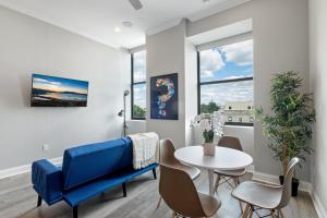 Khu vực ghế ngồi tại Magnificent 1BR with Pool & Gym