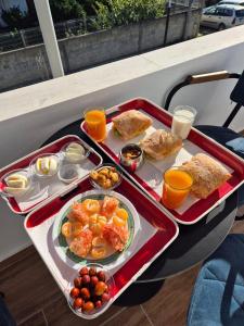 un vassoio di cibo su un tavolo con prodotti per la colazione di Kremelo Hotel a Berat