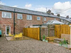 een huis met een houten hek ervoor bij 4 Bed in Seascale oc-85807 in Gosforth