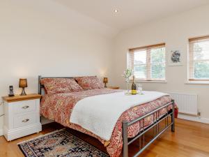 En eller flere senge i et værelse på The Bothy + 19 billeder