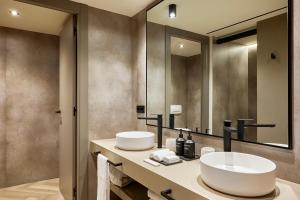 een badkamer met twee wastafels en een grote spiegel bij Casa Serras Andorra in Andorra la Vella +40 foto's