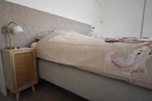 ein Schlafzimmer mit einem Bett und einer Lampe auf einem Nachttisch in der Unterkunft De Durme in Temse