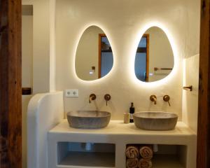due lavandini in un bagno con due specchi di Mera Luxe Wellness B&B, Adults Only, Ibiza-Bohemian Style Suites, Prive Outdoor Wellness, Massage, Vuurkorf, Gratis Wijn-Bubbels a America
