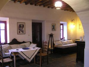 een woonkamer met een bank en een tafel bij Liotrivi, traditional house in Apollonia
