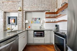 Kuchyň nebo kuchyňský kout v ubytování Condo on King Street - Rooftop & Terrace