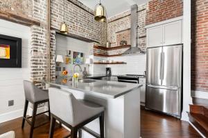 Kuchyň nebo kuchyňský kout v ubytování Condo on King Street - Rooftop & Terrace