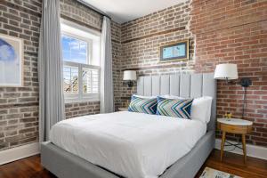 Postel nebo postele na pokoji v ubytování Condo on King Street - Rooftop & Terrace