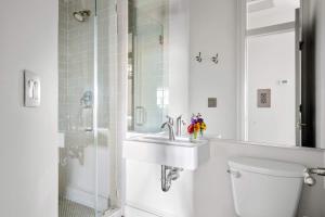 Koupelna v ubytování Condo on King Street - Rooftop & Terrace + 11 fotografií