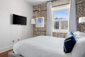 Postel nebo postele na pokoji v ubytování Condo on King Street - Rooftop & Terrace