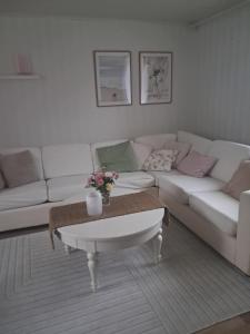 ein Wohnzimmer mit einer Couch und einem Couchtisch in der Unterkunft Vinterhus nära Romme Alpin in Borlänge