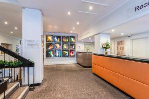 un atrio di un negozio con un bancone di Winchester Wessex Hotel by Sunday a Winchester