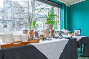 TV/trung tâm giải trí tại Winchester Wessex Hotel by Sunday