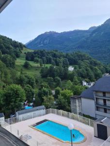 Cảnh núi rừng hoặc tầm nhìn ra núi từ nhà nghỉ dưỡng