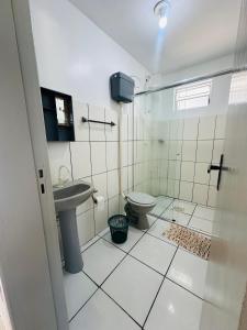 een badkamer met toilet en wastafel bij Pousada Emanuel in Araranguá +22 foto's