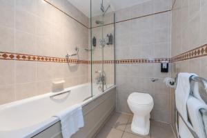 un bagno con un water, una vasca e un lavandino di Winchester Wessex Hotel by Sunday a Winchester