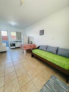 een slaapkamer met een bed en een tafel erin bij Pousada Emanuel in Araranguá