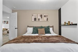 Giường trong phòng chung tại Modern Cozy Cottage Near Redwoods & Pristine Beaches