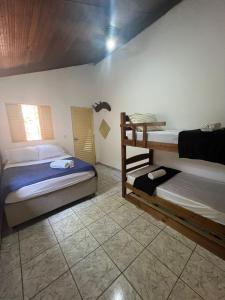 a bedroom with two bunk beds in a room at Pousada Acalanto in Pirenópolis