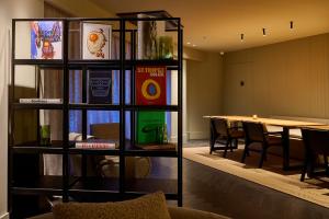 een boekenplank in een kamer met een tafel bij Casa Serras Andorra in Andorra la Vella