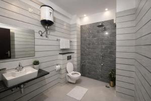 une salle de bains avec toilettes, lavabo et douche dans l'établissement Sitara Premium La Costa, Haridwar, à Haridwar