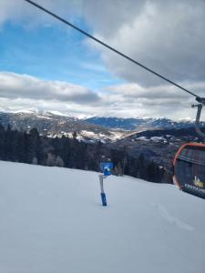 un impianto di risalita con vista su una montagna innevata di Sager Haus a Murau