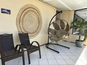 eine Veranda mit zwei Stühlen und einem Ventilator in der Unterkunft Hotel Monólitos in Quixadá