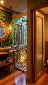 een open deur van een kamer met een balkon bij Coca Cola Hostel Malabe in Malabe +155 foto's