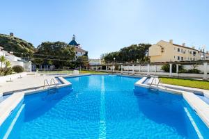 a large swimming pool with blue water at Algardia Marina Parque by Garvetur in Vilamoura