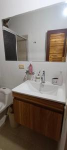 un bagno con lavandino e WC di Villa campestre Eagle a Girardot