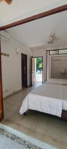 una camera da letto con un letto grande in una stanza di Villa campestre Eagle a Girardot