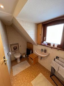 Et badeværelse på Ferienwohnung im Herzen Tribergs + 16 billeder