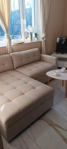 un soggiorno con un divano e un tavolo di Gold apartament a Poznań