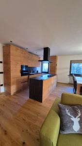 een woonkamer met een bank en een tafel bij La Trementina Apartment & Spa in Dimaro