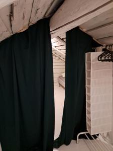 eine Bühne mit einem dunkelgrünen Vorhang in einem Raum in der Unterkunft Vinterhus nära Romme Alpin in Borlänge