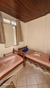 due letti in una stanza con due finestre di Refúgio baiano Ilhéus WI-FI a Ilhéus Altre 7 foto