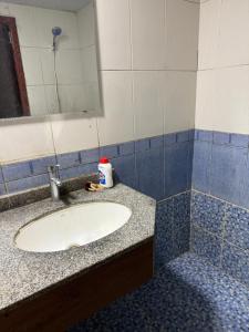 un bagno con lavandino e specchio di Cozy Room Rashdiya 1 Ajman ad Ajman
